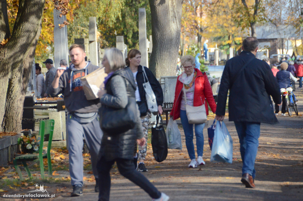 Włocławianie ruszyli na cmentarze