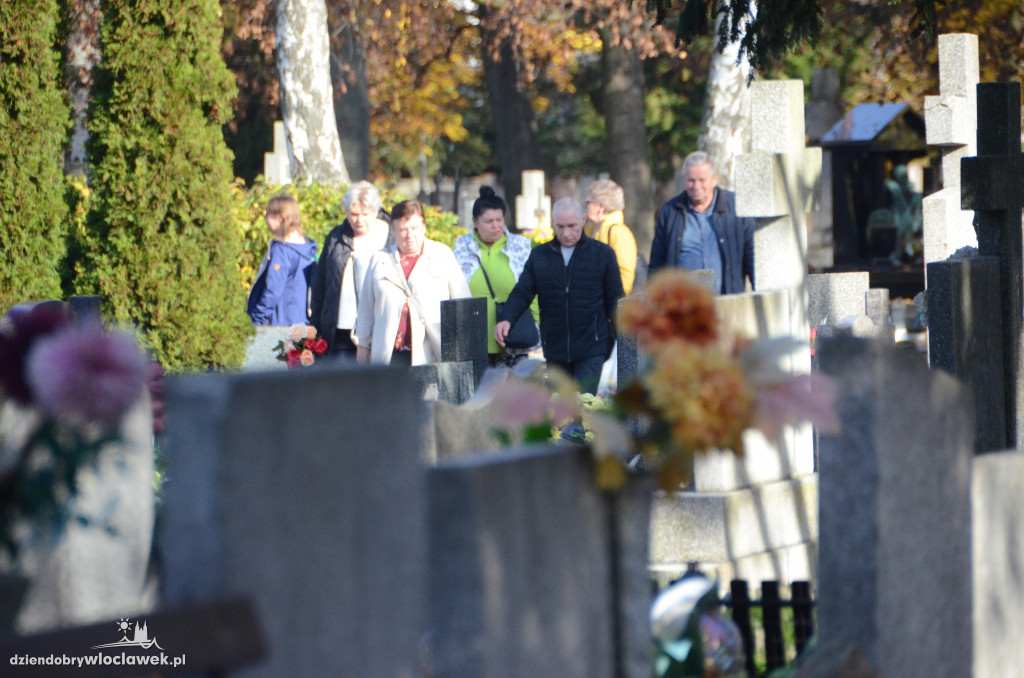 Włocławianie ruszyli na cmentarze