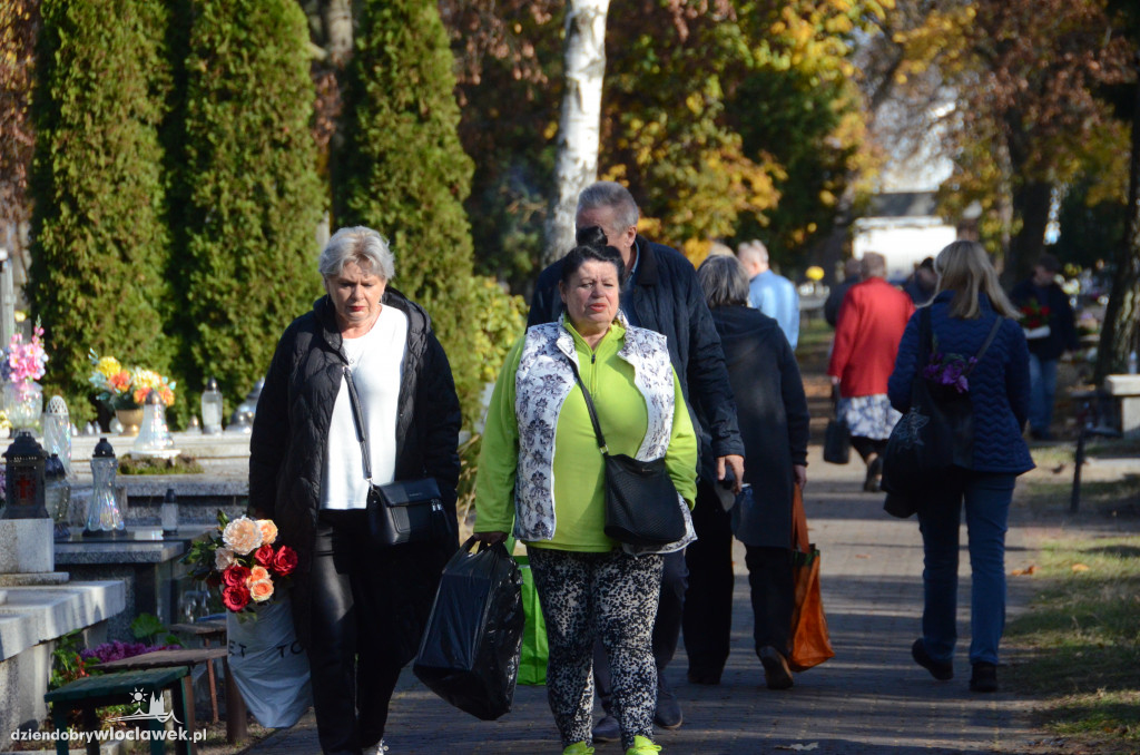Włocławianie ruszyli na cmentarze