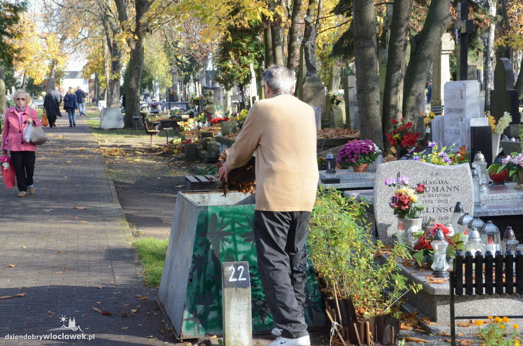 Włocławianie ruszyli na cmentarze