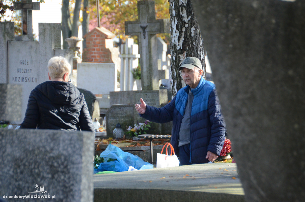 Włocławianie ruszyli na cmentarze
