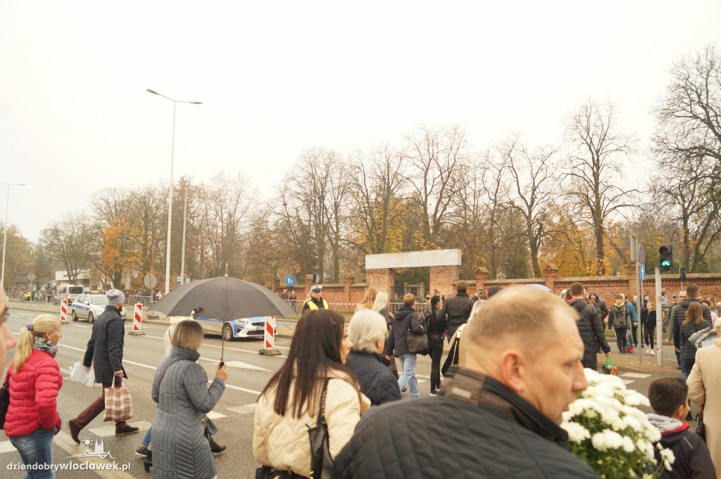 Duży ruch przy cmentarzu komunalnym