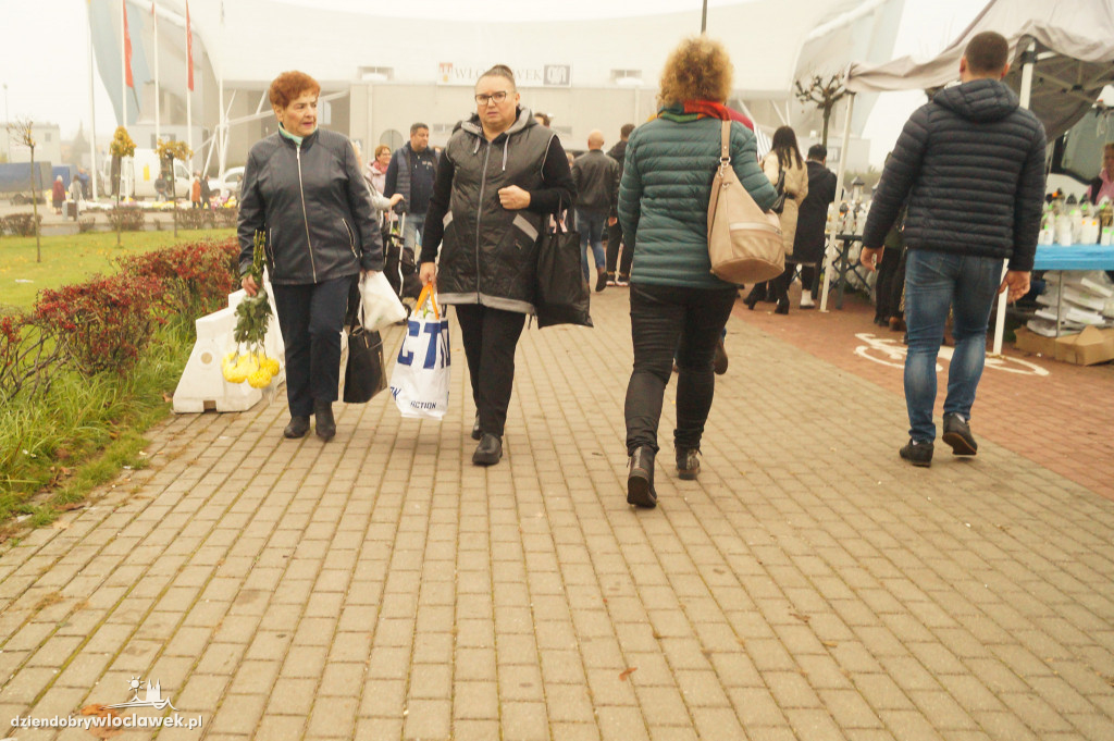 Duży ruch przy cmentarzu komunalnym