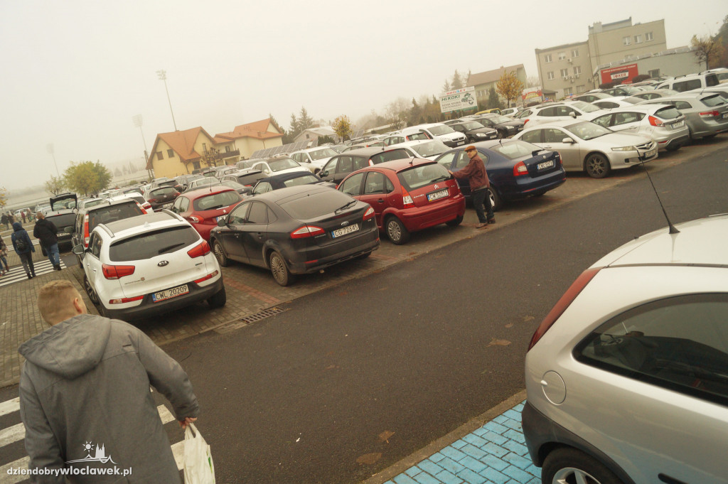 Duży ruch przy cmentarzu komunalnym