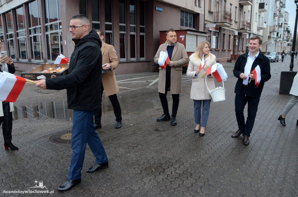 Radni KO rozdawali flagi i rogale świętomarcińskie