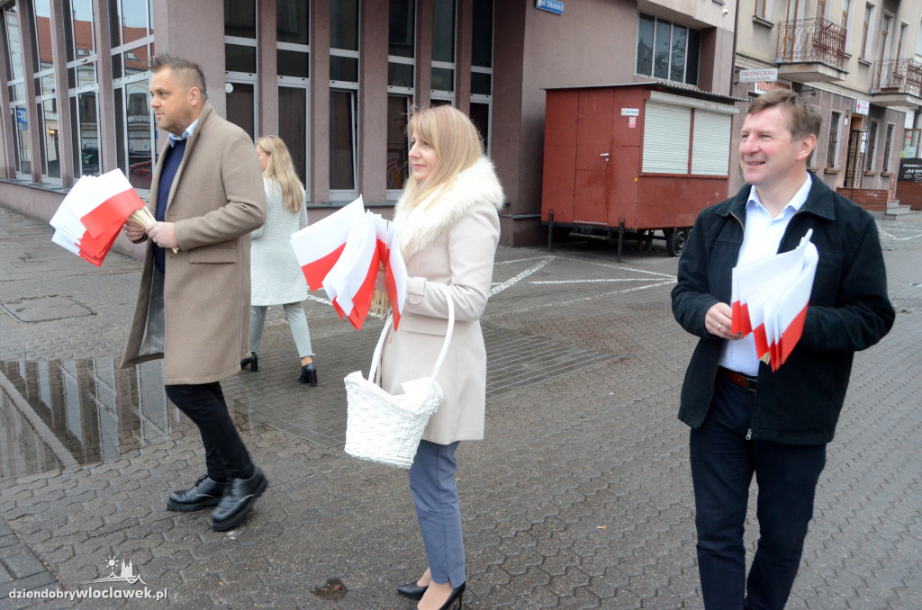 Radni KO rozdawali flagi i rogale świętomarcińskie