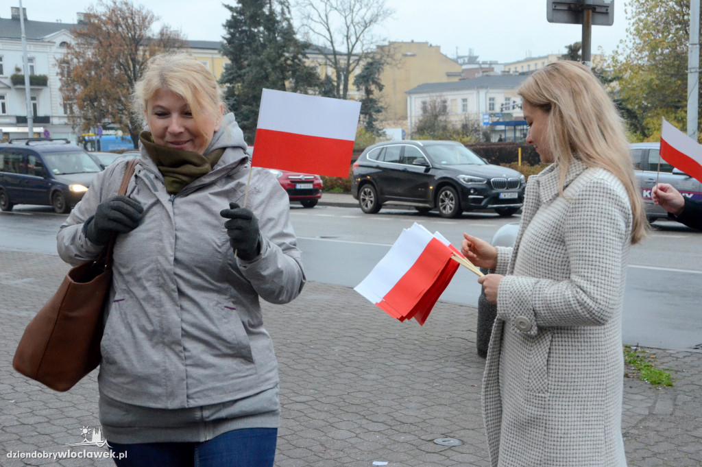Radni KO rozdawali flagi i rogale świętomarcińskie