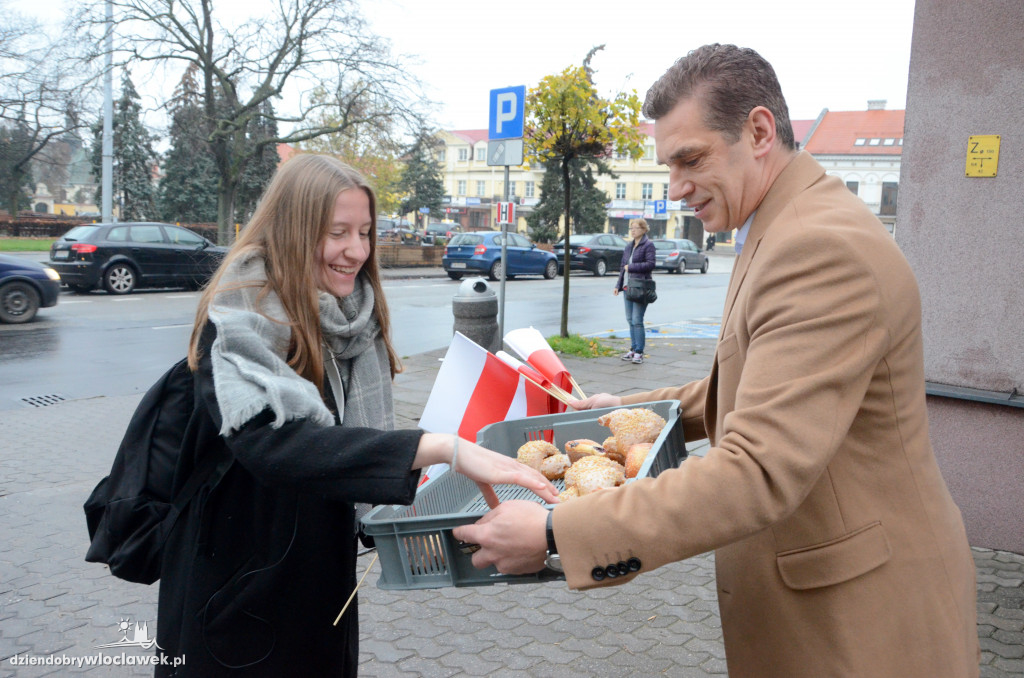 Radni KO rozdawali flagi i rogale świętomarcińskie