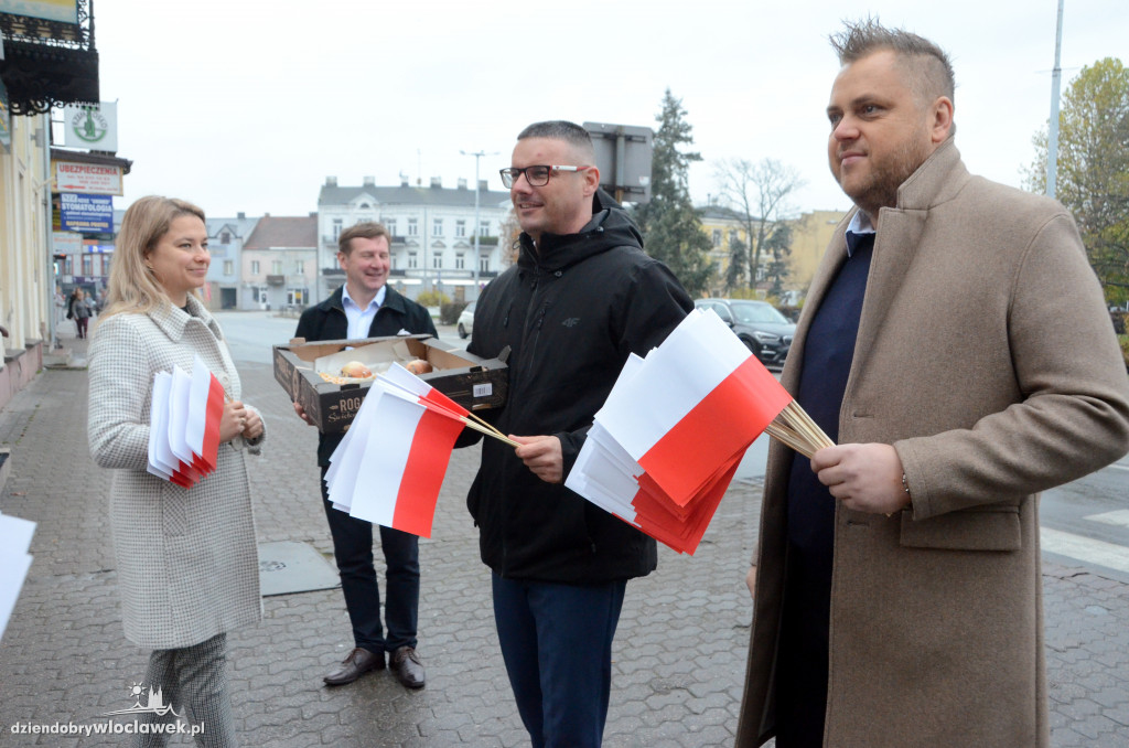 Radni KO rozdawali flagi i rogale świętomarcińskie