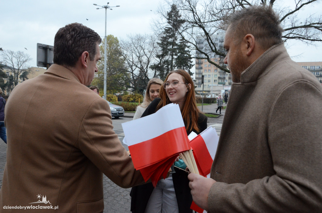 Radni KO rozdawali flagi i rogale świętomarcińskie