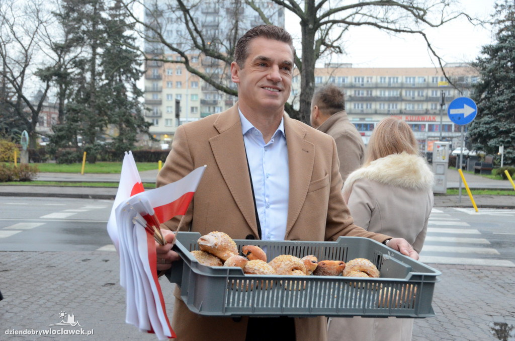 Radni KO rozdawali flagi i rogale świętomarcińskie