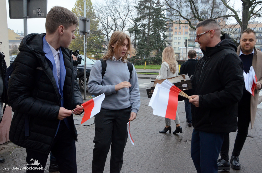 Radni KO rozdawali flagi i rogale świętomarcińskie