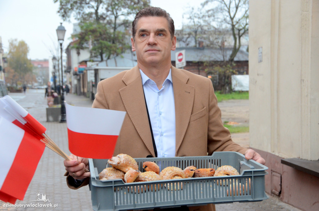 Radni KO rozdawali flagi i rogale świętomarcińskie