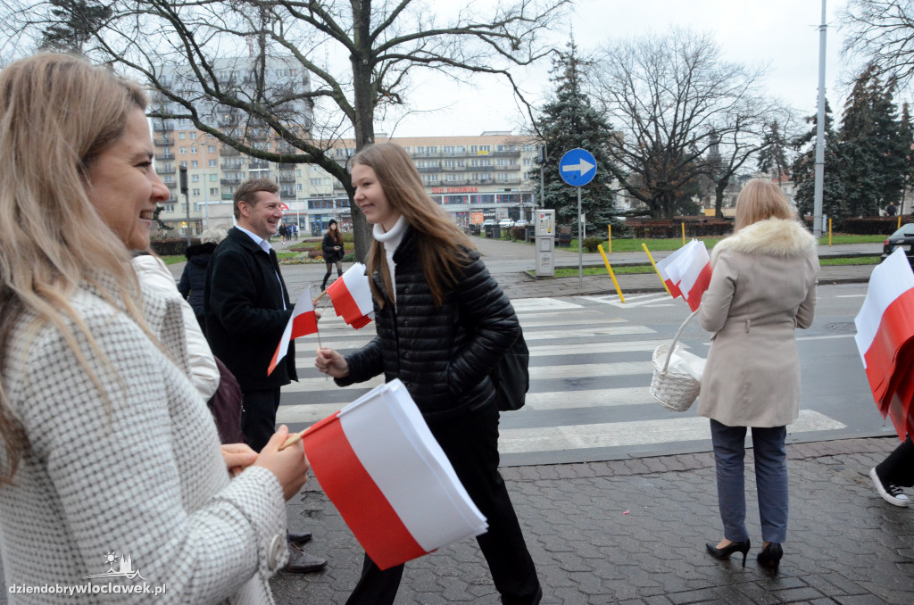 Radni KO rozdawali flagi i rogale świętomarcińskie