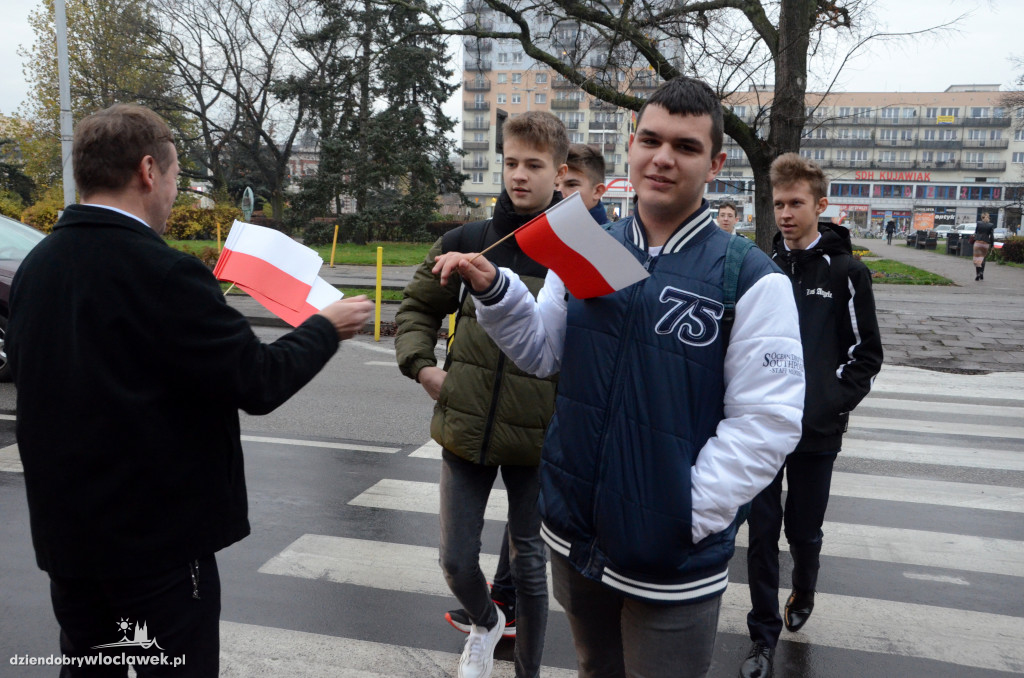 Radni KO rozdawali flagi i rogale świętomarcińskie