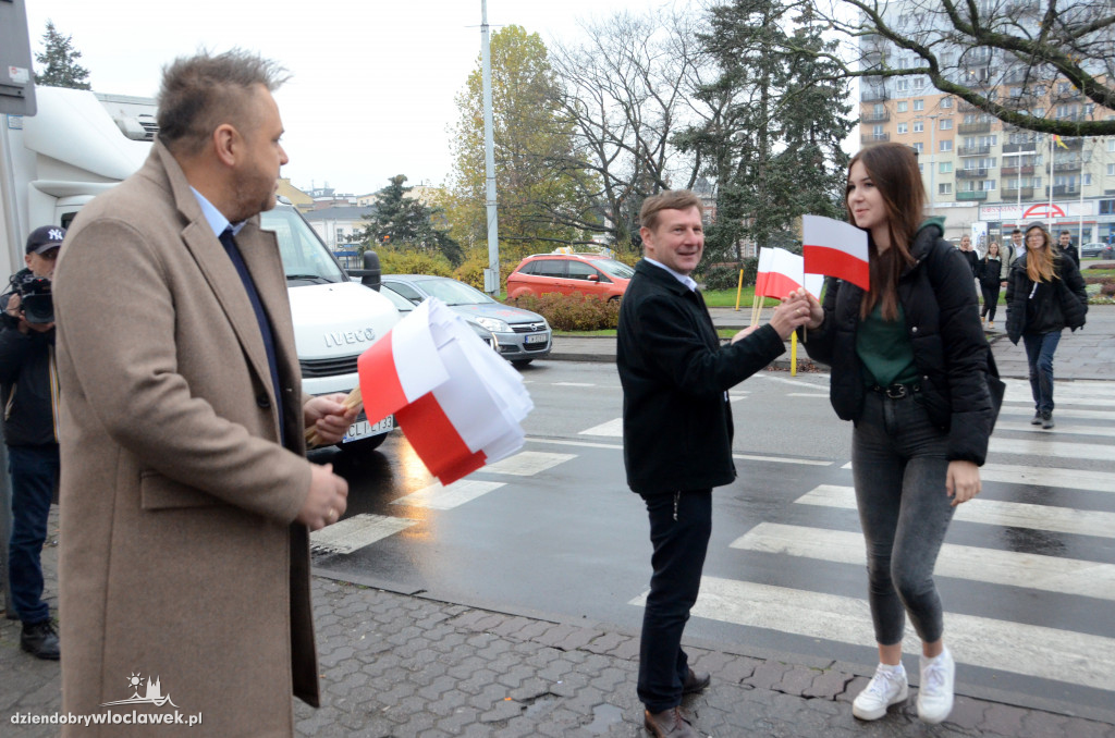 Radni KO rozdawali flagi i rogale świętomarcińskie
