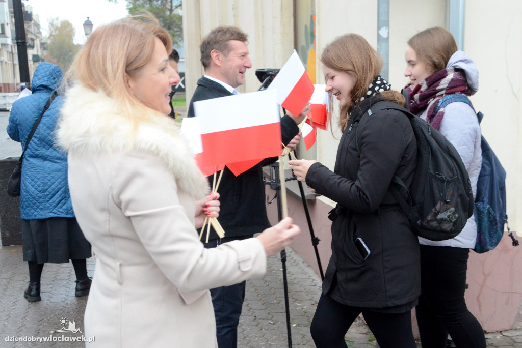 Radni KO rozdawali flagi i rogale świętomarcińskie