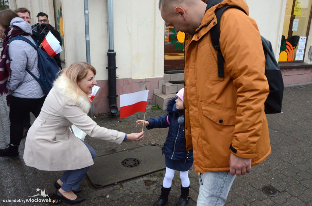 Radni KO rozdawali flagi i rogale świętomarcińskie