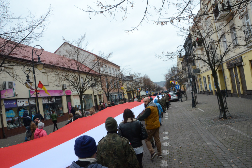 11 listopada: przemarsz ze 100-metrową flagą