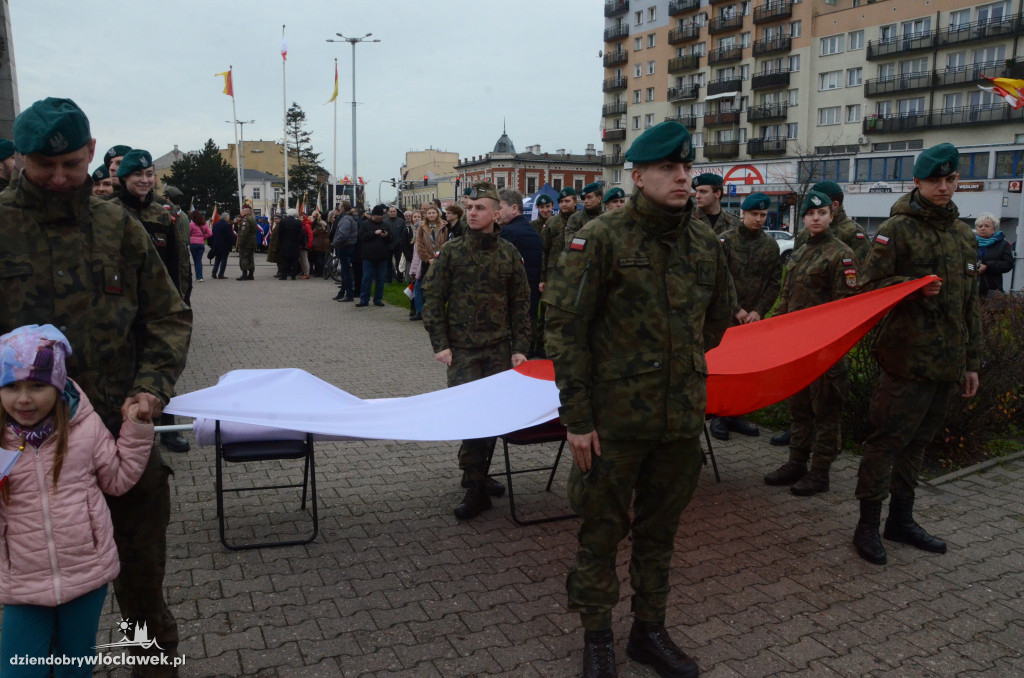 11 listopada: przemarsz ze 100-metrową flagą