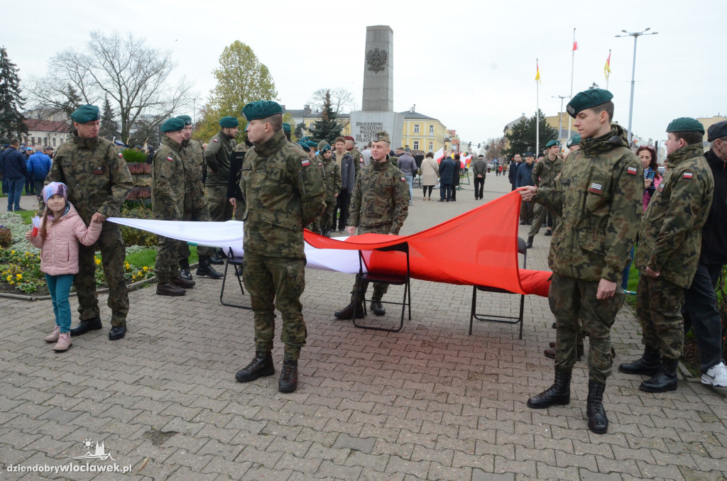 11 listopada: przemarsz ze 100-metrową flagą