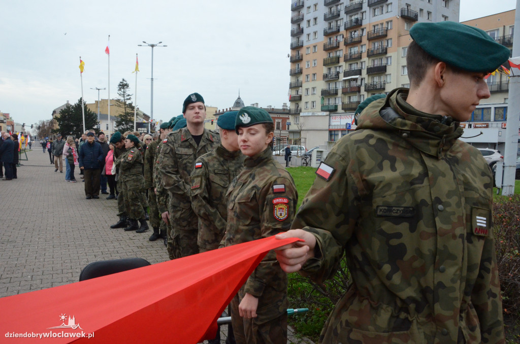 11 listopada: przemarsz ze 100-metrową flagą