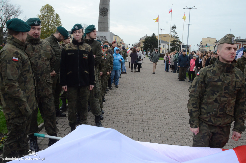 11 listopada: przemarsz ze 100-metrową flagą