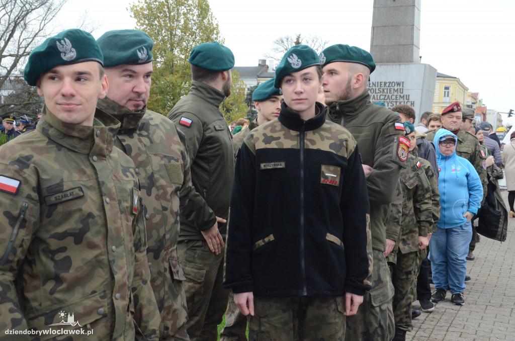 11 listopada: przemarsz ze 100-metrową flagą