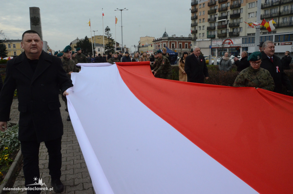 11 listopada: przemarsz ze 100-metrową flagą
