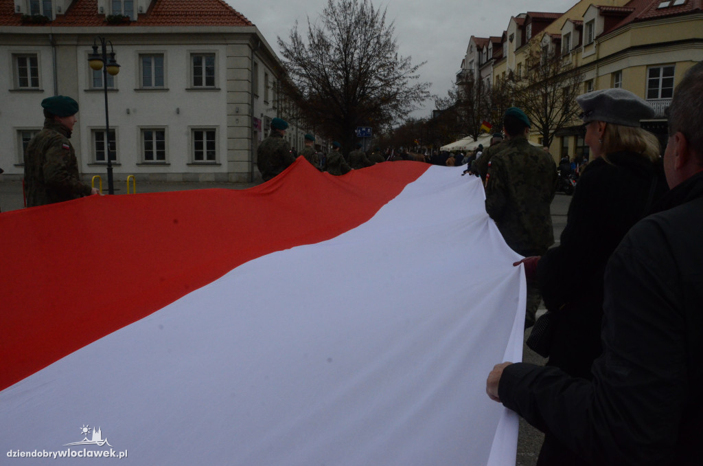 11 listopada: przemarsz ze 100-metrową flagą