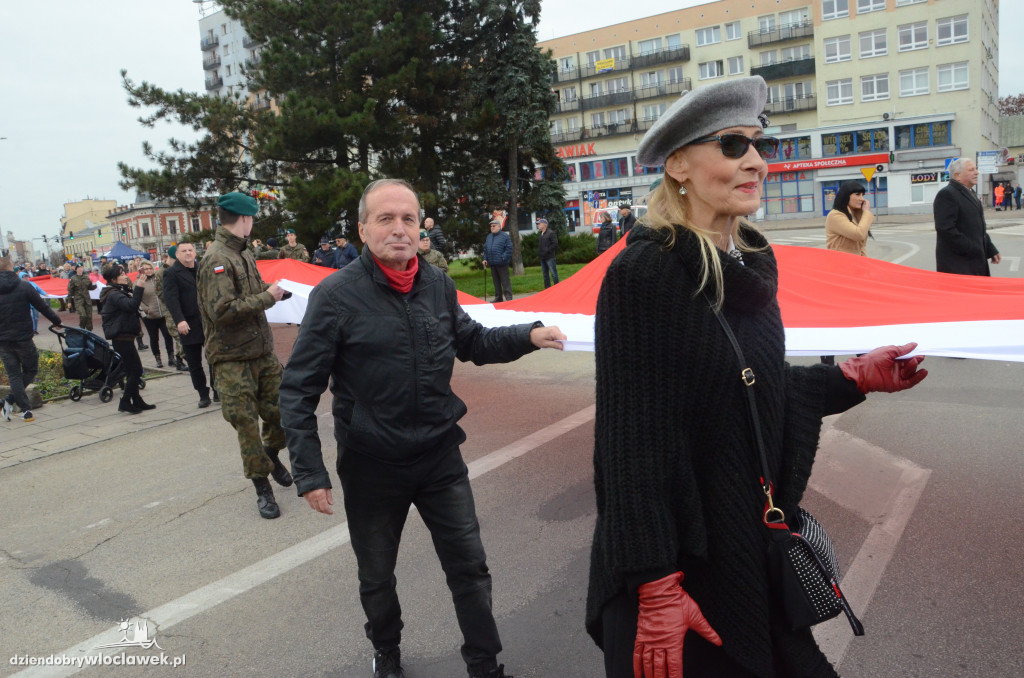 11 listopada: przemarsz ze 100-metrową flagą