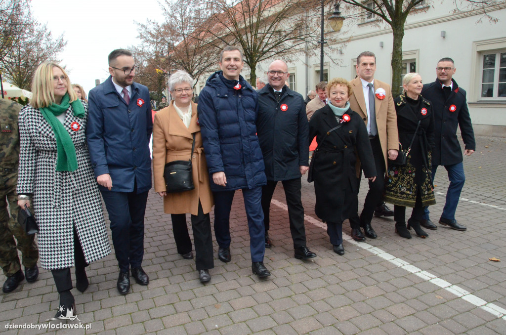 11 listopada: przemarsz ze 100-metrową flagą