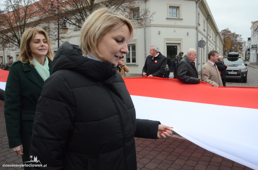 11 listopada: przemarsz ze 100-metrową flagą