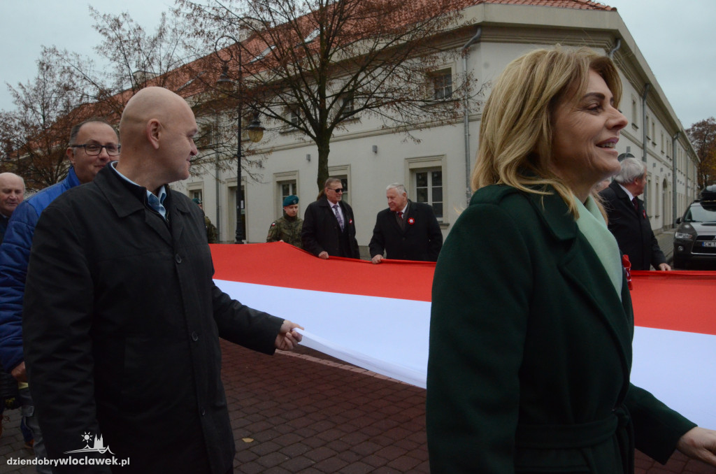 11 listopada: przemarsz ze 100-metrową flagą