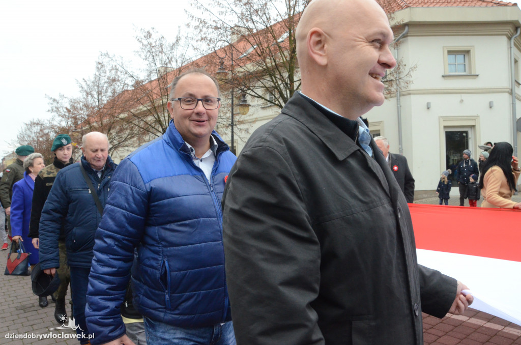 11 listopada: przemarsz ze 100-metrową flagą