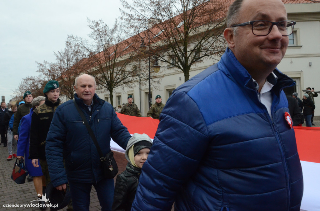 11 listopada: przemarsz ze 100-metrową flagą