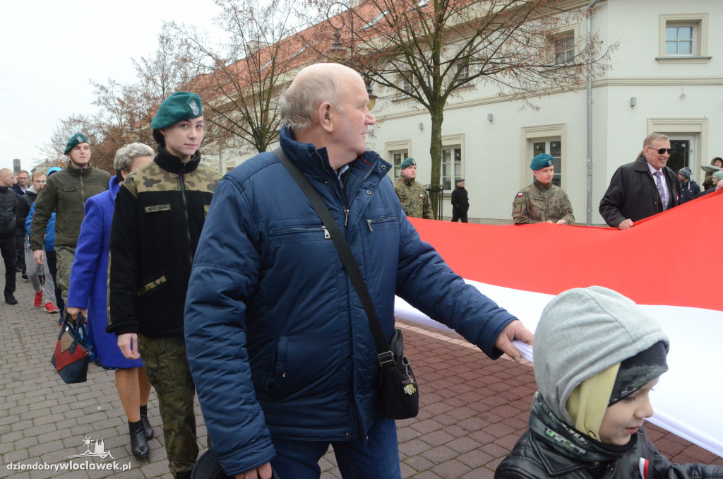 11 listopada: przemarsz ze 100-metrową flagą