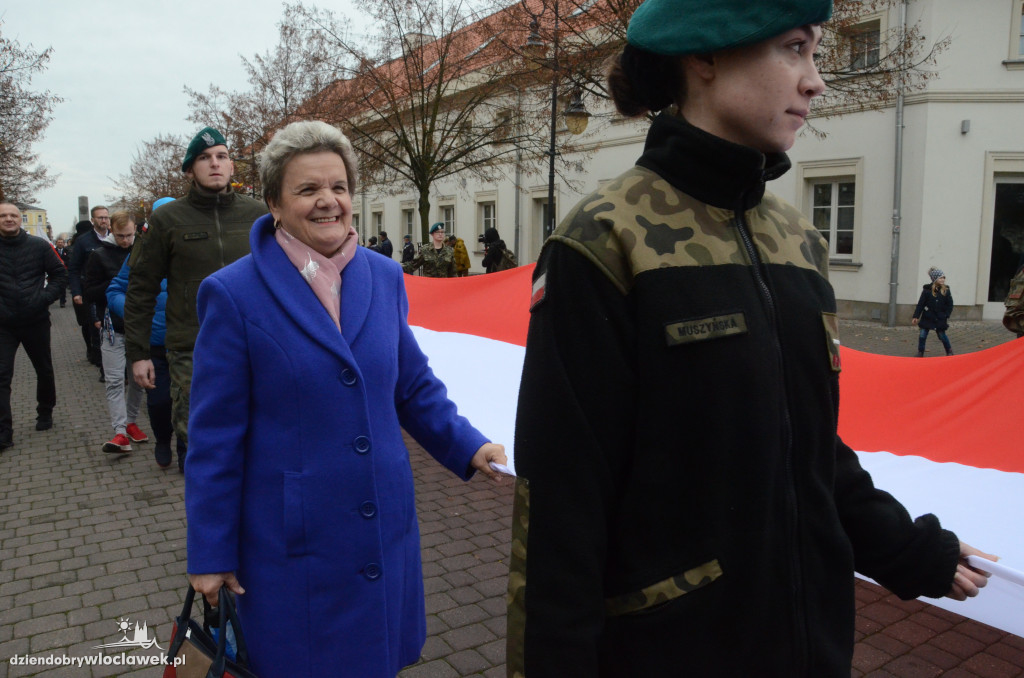 11 listopada: przemarsz ze 100-metrową flagą