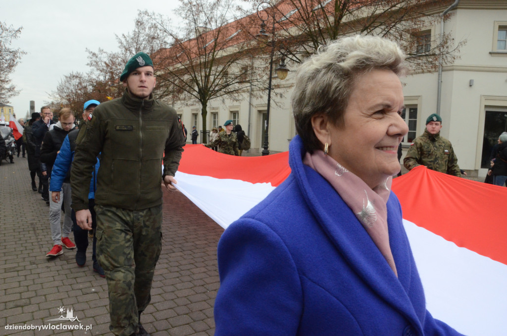 11 listopada: przemarsz ze 100-metrową flagą
