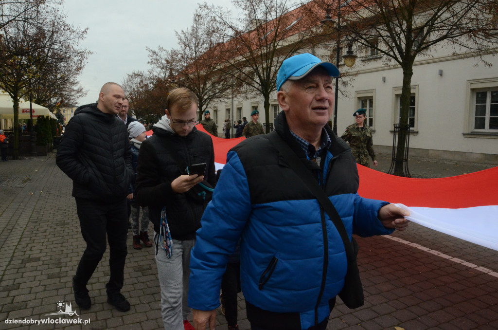 11 listopada: przemarsz ze 100-metrową flagą