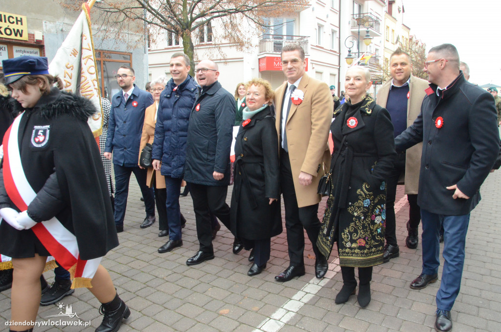 11 listopada: przemarsz ze 100-metrową flagą