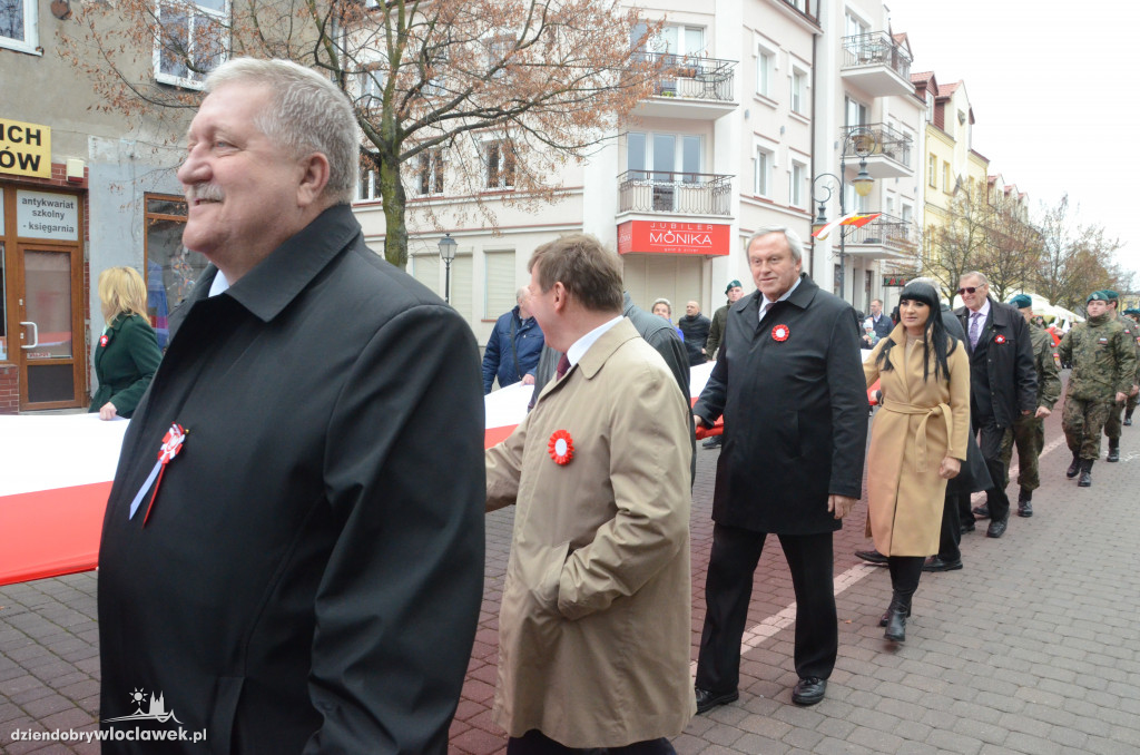 11 listopada: przemarsz ze 100-metrową flagą