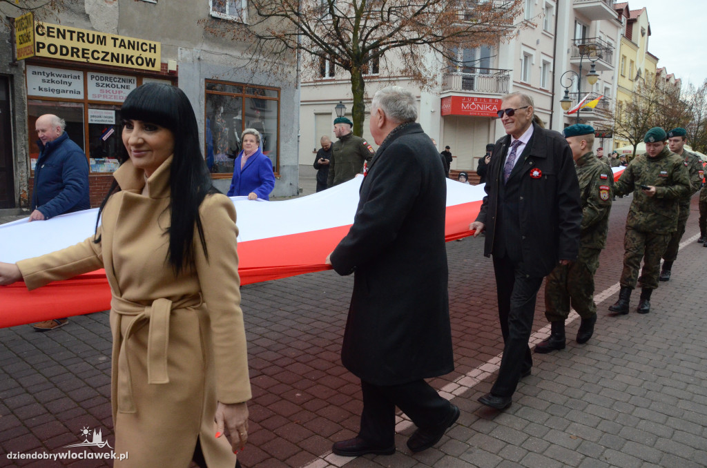 11 listopada: przemarsz ze 100-metrową flagą