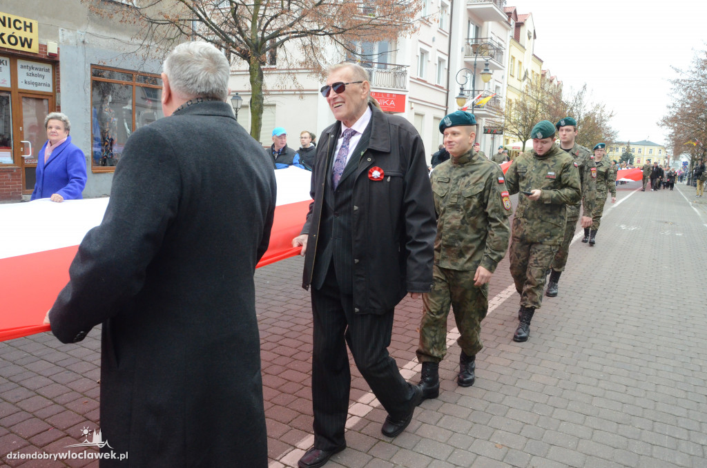 11 listopada: przemarsz ze 100-metrową flagą