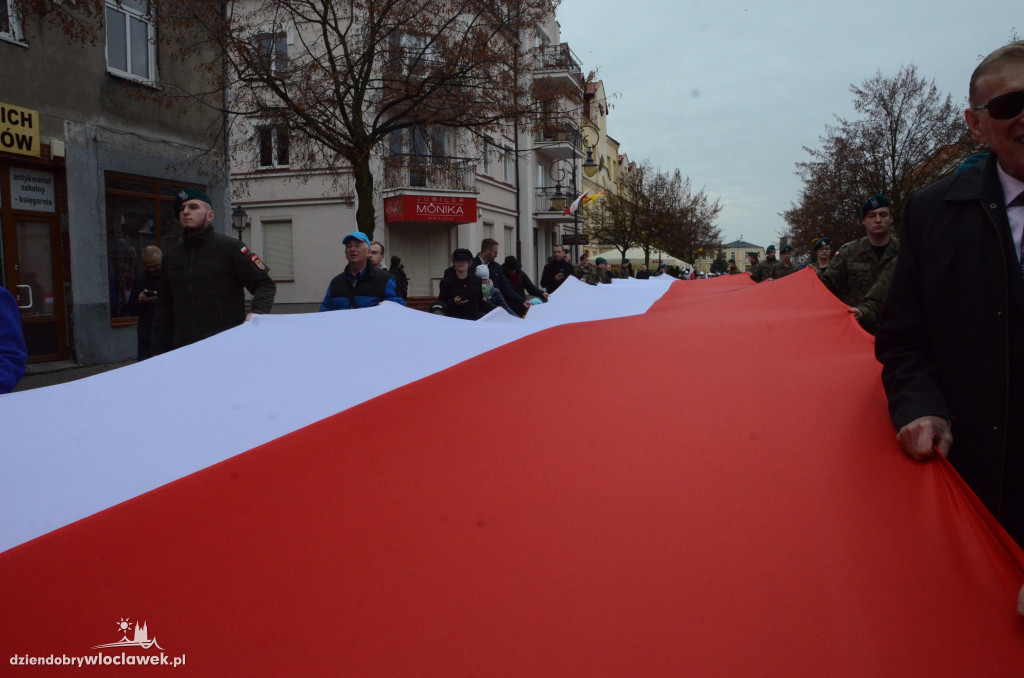 11 listopada: przemarsz ze 100-metrową flagą