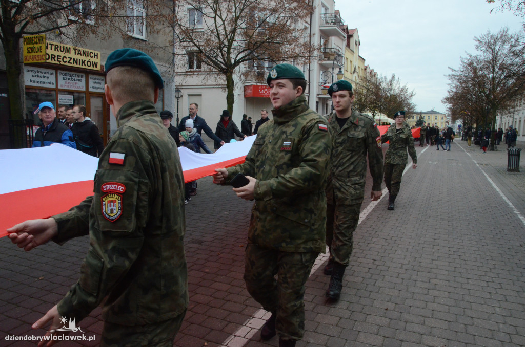 11 listopada: przemarsz ze 100-metrową flagą