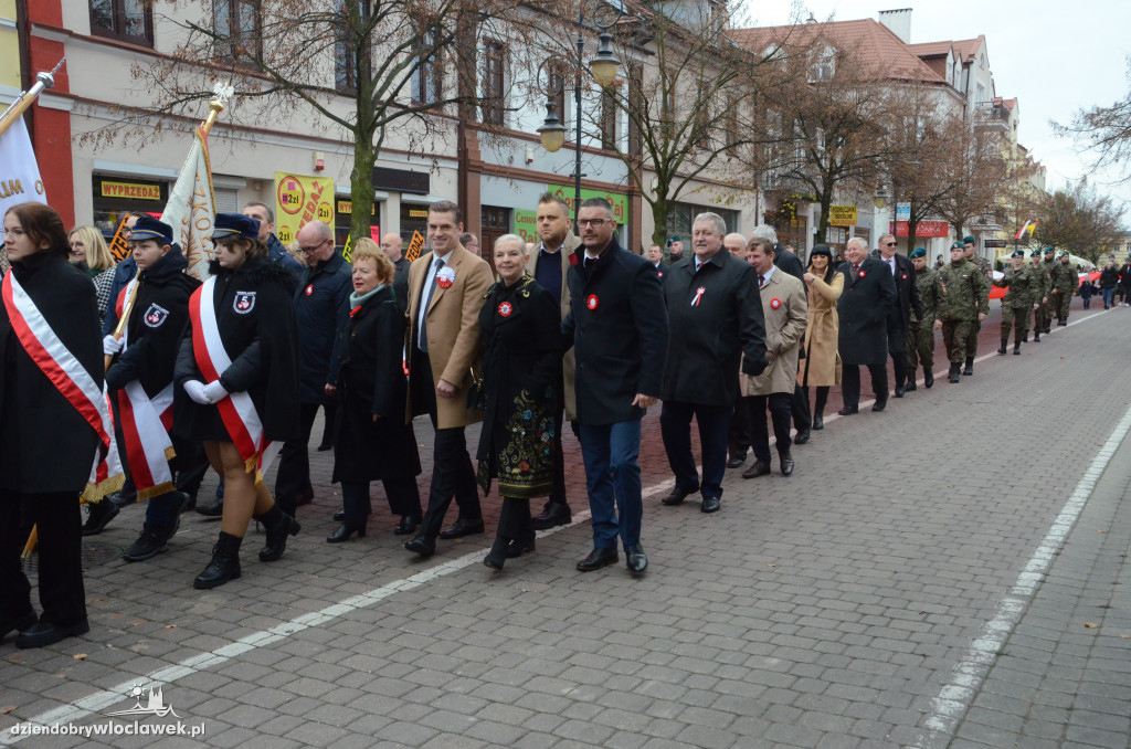 11 listopada: przemarsz ze 100-metrową flagą