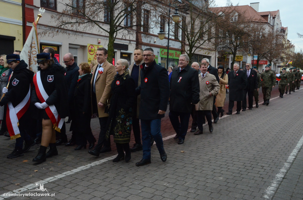 11 listopada: przemarsz ze 100-metrową flagą