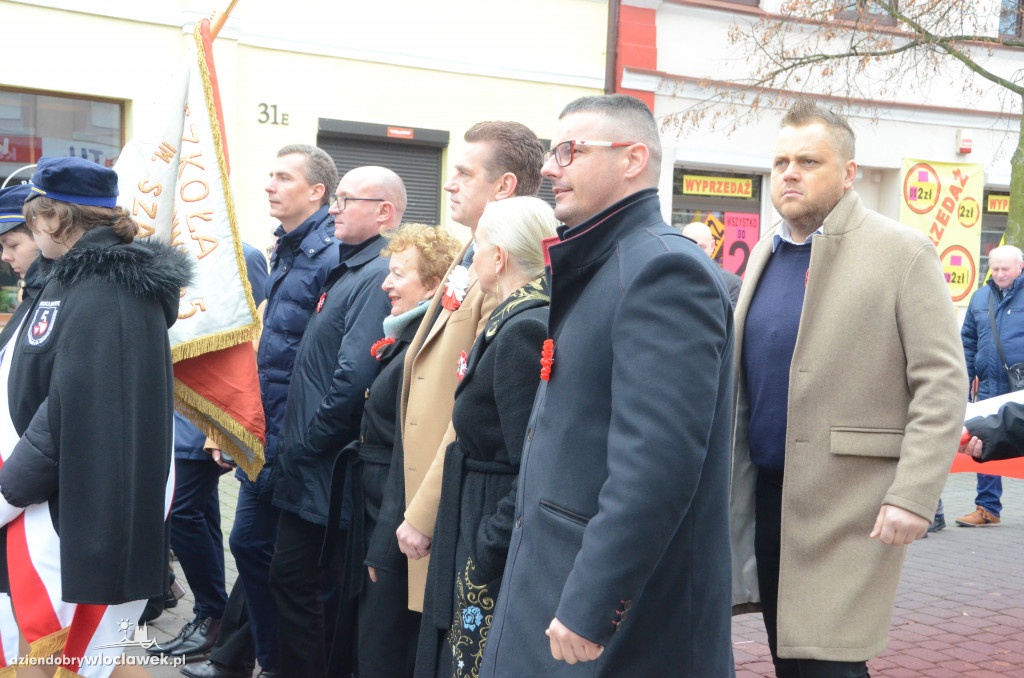 11 listopada: przemarsz ze 100-metrową flagą