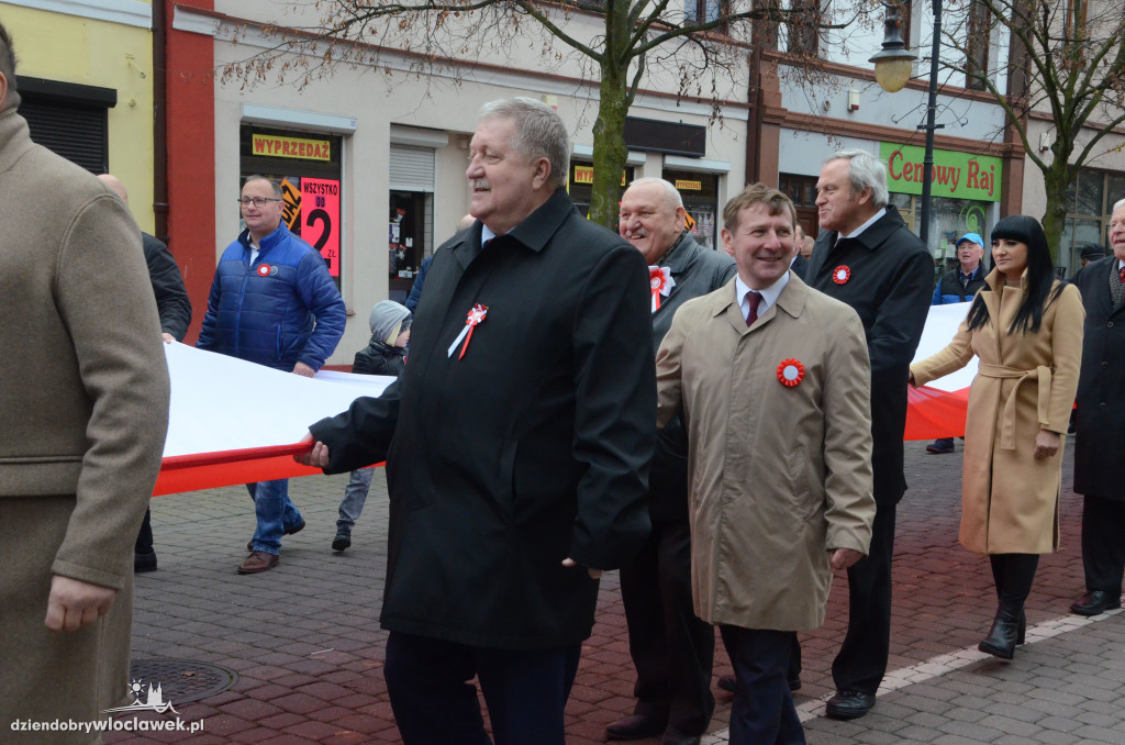 11 listopada: przemarsz ze 100-metrową flagą